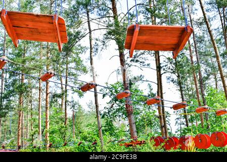 Seilstadt. Aktiver Familienurlaub im Freien. Elemente einer Seilstadt im Park. Stockfoto