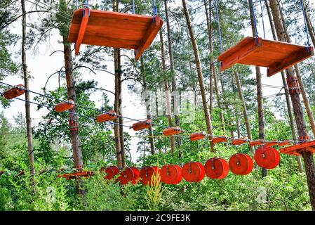 Seilstadt. Aktiver Familienurlaub im Freien. Elemente einer Seilstadt im Park. Stockfoto