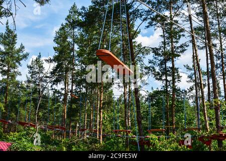 Seilstadt. Aktiver Familienurlaub im Freien. Elemente einer Seilstadt im Park. Stockfoto