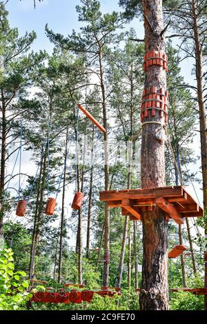 Seilstadt. Aktiver Familienurlaub im Freien. Elemente einer Seilstadt im Park. Stockfoto