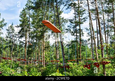Seilstadt. Aktiver Familienurlaub im Freien. Elemente einer Seilstadt im Park. Stockfoto