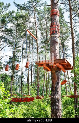 Seilstadt. Aktiver Familienurlaub im Freien. Elemente einer Seilstadt im Park. Stockfoto