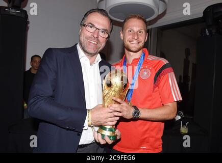 firo: 07/13/2014 Fußball, Fußball, Weltmeisterschaft 2014 Brasilien, Weltmeisterschaft 2014 Brasilien, Fußball-Weltmeisterschaft Brasilien 2014, 2014 FIFA FUSSBALL-WELTMEISTERSCHAFT BRASILIEN, Brasilien, Bresil, WM-Finale 2014, Finale 2014, Finale 2014, GER, Deutschland - ARG, Argentinien 1: 0 Weltmeister 2014 Deutschland, Clemens Tönnies TONNIES, Vorsitzender des Beirats Schalke 04) zusammen mit Benedikt HOEWEDES (DFB) und World Cup/World Cup. DFB WM Party/Gala/Feier nach dem Finale im Hotel Sheraton Rio de Janeiro. Weltweite Nutzung Stockfoto