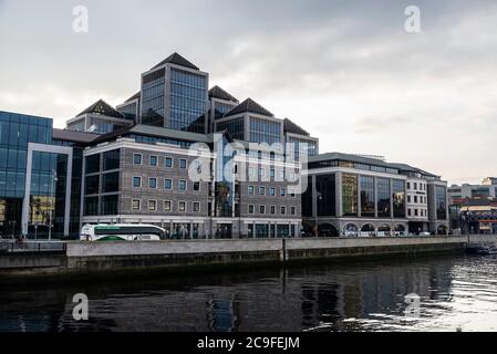 Dublin, Irland - 1. Januar 2020: Fassade des Hauptquartiers der Ulster Bank (Ulster Bank Group Centre) am Fluss Liffey im Grand Canal Dock, Dub Stockfoto