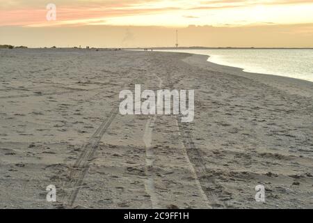 Küste bei einem bunten Sonnenuntergang an einem leicht bewölkten Tag. Sommer. Stockfoto