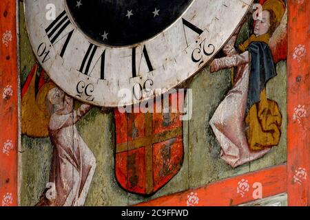 Auf dem Holzgehäuse einer markanten Uhr aus dem 14.. Jahrhundert halten die Engel, die Ende des 15.. Jahrhunderts auf Holz umgemalt wurden, ein Zifferblatt aus dem späten 18.. Jahrhundert hoch. Die Uhr gilt als einer der ältesten Zeitmesser ihrer Art in funktionstüchtigem Zustand der Welt. Kapelle der heiligen Theresa von Lisieux in der Kathedrale St. Peter in Beauvais, Oise, Hauts-de-France, Frankreich. Stockfoto