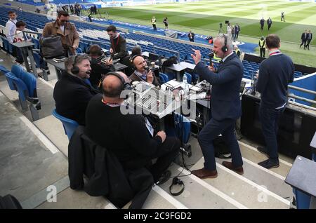 BBC TV Match of the Day Kommentator Guy Mowbray (Mitte) spricht mit Radio 5 Live Mark Chapman und BBC Radio 5 Live John Murray während des Premier League Spiels im AMEX Stadium, Brighton. Stockfoto