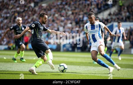 Bernardo Silva von Manchester City greift Bernardo von Brighton & Hove Albion während des Premier League-Spiels im AMEX Stadium in Brighton an. Stockfoto