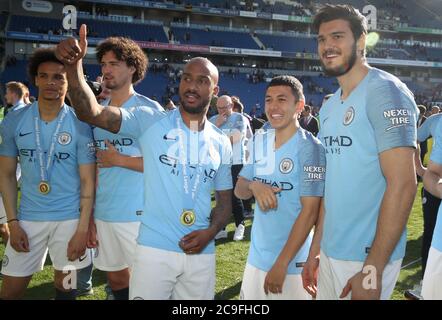Manchester Citys Fabian Delph (Mitte) feiert mit Manchester Citys Leroy Sane (links) Manchester Citys Philippe Sandler (2. Links) Manchester Citys Ian Poveda (2. Rechts) Manchester City Torwart Arijanet Muric (rechts) während des Premier League Spiels im AMEX Stadium, Brighton. Stockfoto
