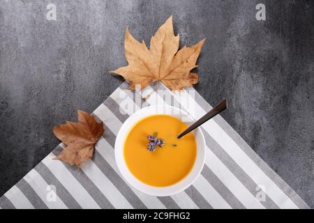 Schüssel Gemüsesuppe auf schwarzem Hintergrund Stockfoto