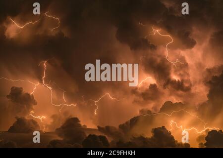 Ein Gewitter über der Great Plains bietet eine dramatische Lichtshow in der Nacht Stockfoto