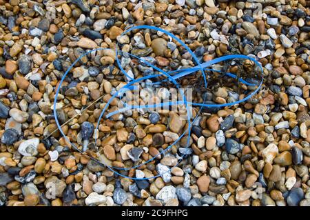 Müll, Müll, an einem Kieselstrand. Stockfoto