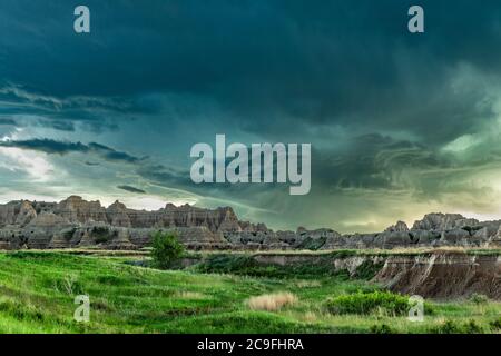 Ein aktiver Sturm über den Bergen des Badlands National Park in South Dakota bietet eine wunderschöne Wolkenlandschaft gegen die zerklüfteten Berge. Stockfoto