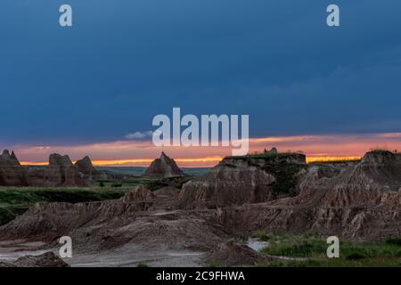 Ein aktiver Sturm über den Bergen des Badlands National Park in South Dakota bietet eine wunderschöne Wolkenlandschaft gegen die zerklüfteten Berge. Stockfoto