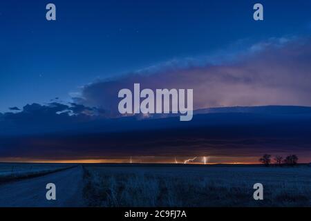 Ein Gewitter von einem Mesocyclone über der Great Plains bietet eine dramatische Lichtshow in der Nacht Stockfoto