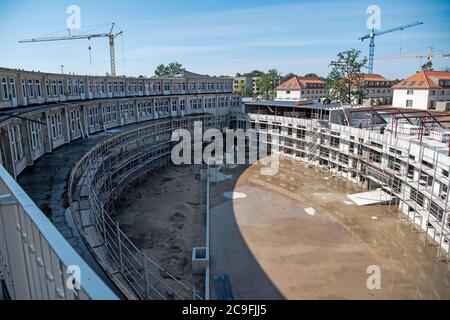 Elstal, Deutschland. Juli 2020. Blick auf die Gebäude, die auf dem Gelände des Olympischen Dorfes in Elstal in Brandenburg rekonstruiert werden (mit Drohne aufgenommen). Seit Januar 2019 saniert der Nürnberger Immobilienentwickler terraplan das denkmalgeschützte Speisehaus der Nationen inklusive des ehemaligen Kesselhauses, dem zukünftigen Haus Central. Darüber hinaus werden weitere neue Wohngebäude rund um diese Gebäude errichtet. Insgesamt werden in der ersten Bauphase bis 2022 rund 365 Wohnungen gebaut. Quelle: Paul Zinken/dpa-Zentralbild/ZB/dpa/Alamy Live News Stockfoto