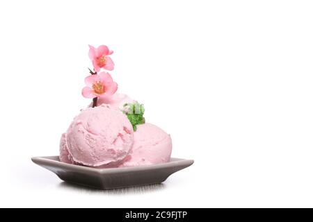 Erdbeereis auf weißem Hintergrund, Dessert Stockfoto
