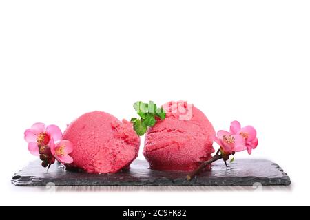 Erdbeereis auf weißem Hintergrund, Dessert Stockfoto