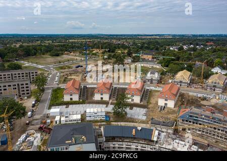 Elstal, Deutschland. Juli 2020. Blick auf die zu rekonstruierten Gebäude und Neubauten auf dem Gelände des Olympischen Dorfes in Elstal in Brandenburg (mit Drohne aufgenommen). Seit Januar 2019 saniert der Nürnberger Immobilienentwickler terraplan das denkmalgeschützte Speisehaus der Nationen inklusive des ehemaligen Kesselhauses, dem zukünftigen Haus Central. Darüber hinaus werden weitere neue Wohngebäude rund um diese Gebäude errichtet. Insgesamt werden in der ersten Bauphase bis 2022 rund 365 Wohnungen gebaut. Quelle: Paul Zinken/dpa-Zentralbild/ZB/dpa/Alamy Live News Stockfoto