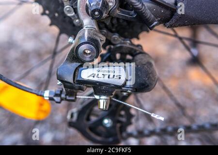 Tjumen, Russland-29. Juli 2020: Schaltwerk für Shimano Altus. Nahaufnahme des Logos Stockfoto