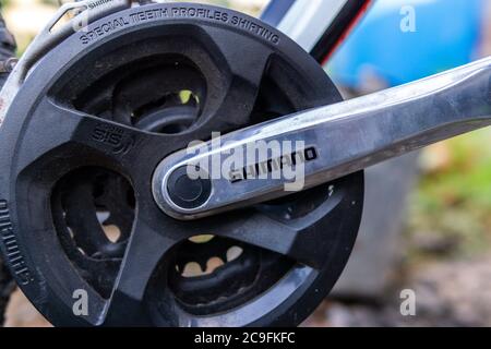 Tjumen, Russland-Juli 29, 2020: Japanische Firma Shimano Unternehmen ist der Hauptlieferant von Ausrüstung für Bremssysteme, Mannetten, Schalter, Sterne für moun Stockfoto