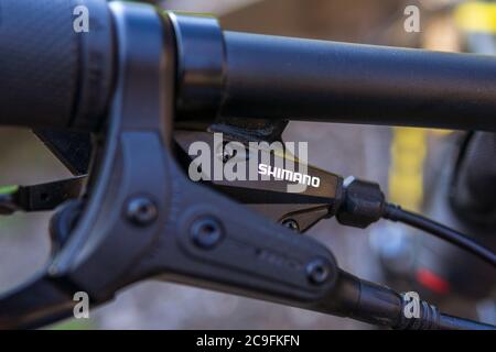 Tjumen, Russland-29. Juli 2020: Logo-Nahaufnahme des japanischen Unternehmens Shimano, einer der weltweit größten Hersteller von Ausrüstung für Fahrräder. Stockfoto