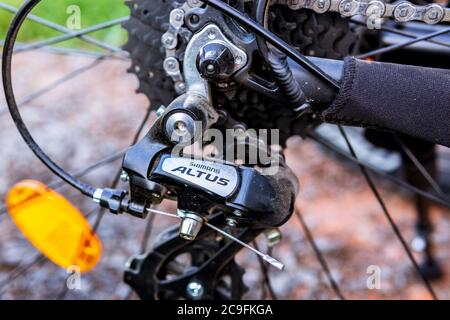 Tjumen, Russland-29. Juli 2020: Schaltwerk für Shimano Altus. Shimano ist ein japanisches Unternehmen, einer der weltweit größten Hersteller von Fahrrad Stockfoto