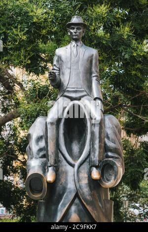 Prag, Tschechische Republik - - Juli 11 2020: Statue von Franz Kafka auf einer kopflosen Figur von Jaroslav Rona in der Nähe der Spanischen Synagoge. Stockfoto