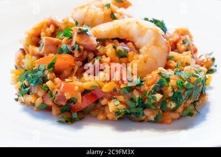 Kreolische Jambalaya auf einem weißen Teller, ein typisches Cajun-Gericht von New Orleans, Louisiana mit Garnelen Stockfoto