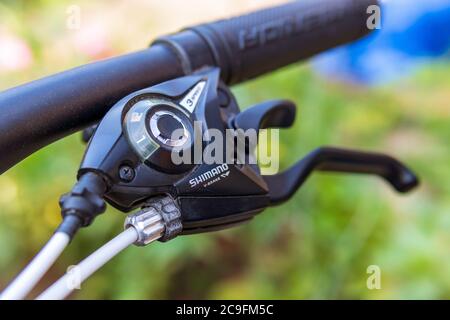 Tjumen, Russland-29. Juli 2020: Logo der japanischen Firma Shimano, einer der weltweit größten Hersteller von Ausrüstung für Fahrräder. Stockfoto