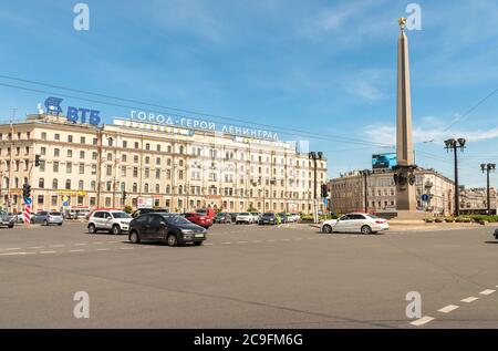 Sankt Petersburg, Russische Föderation - 11. Mai 2015: Erinnerung an das Kunststück: Ein Obelisk an die Heldenstadt Leningrad auf dem Vosstaniya-Platz in Sankt Peters Stockfoto