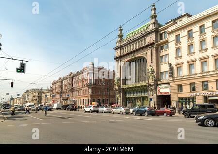 Sankt Petersburg, Russland - 11. Juni 2015: Blick auf den Newski Prospekt mit Eliseevsky Shop und Comedy Theater im Zentrum von Sankt Petersburg. Städtischer sce Stockfoto