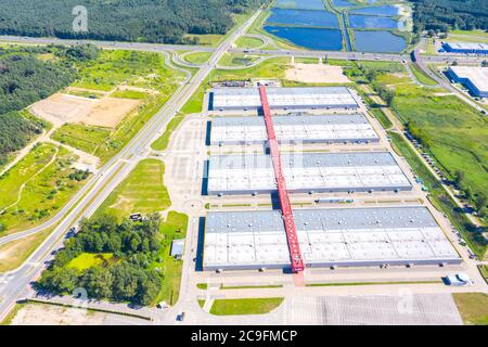 Ein riesiges Einkaufszentrum und Parkplatz in der Nähe. Blick von oben. Luftaufnahmen. Leer Stockfoto