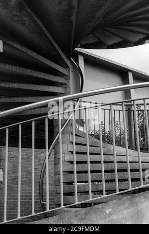 Blick auf die Wendeltreppe aus Stahl, an einem sonnigen Tag in monochromer Form. Stockfoto