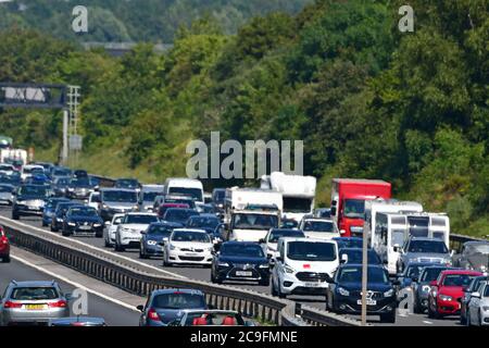 Bristol, Großbritannien. Juli 2020. 31. Juli 2020.Nachmittag Holiday Stau auf M5 an einem sehr heißen Tag, Richtung Süden zwischen Gordano Services und Weston Super Mare.Bilder Quelle: Robert Timoney/Alamy Live News Stockfoto