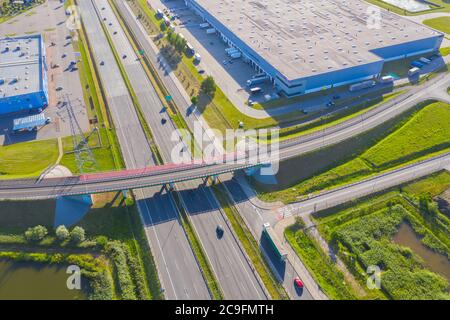 Crossroad Luftbild - Interchange Luftbild - Transport und Logistik Drohne Ansicht Stockfoto
