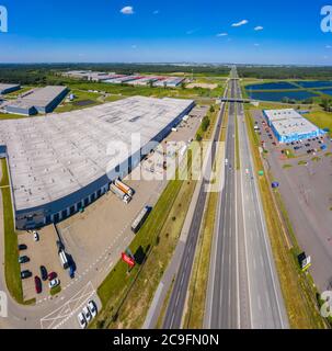 Luftaufnahme des großen Logistikparks mit Lager, Verladedrehscheibe mit vielen Sattelaufliegern. Stockfoto