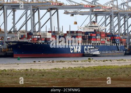 Das Containerschiff CMA CGM Nerval wird am 3. Juli 2020 im Hafen von Rotterdam verladen. Stockfoto