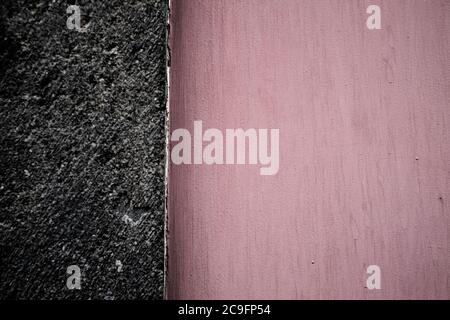 Dunkle Stein und gedämpfte burgunderrote Farbbänder, Wand Grafik Hintergrund Element. Stockfoto