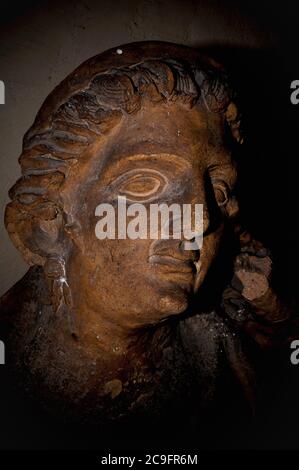 Das Gesicht des etruskischen Mannes, der vor mehr als 2.000 Jahren interred. Steinskulptur auf etruskischen Sarkophagen im archäologischen Museum in Tarquinia, Latium, Italien. Stockfoto