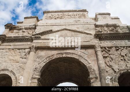 Nahaufnahme der Fassadendetails des Triumphbogens (Arc de Triomphe) in Orange, Frankreich Stockfoto