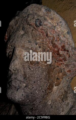 Das Gesicht des etruskischen Mannes, der vor mehr als 2.000 Jahren interred. Steinskulptur auf etruskischen Sarkophagen im archäologischen Museum in Tarquinia, Latium, Italien. Stockfoto