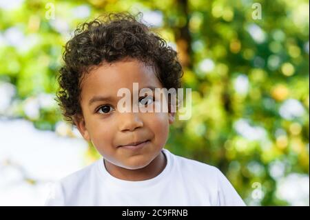 Nahaufnahme Porträt eines glücklichen afrikanischen Jungen Blick auf die Kamera. Stockfoto