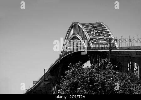 Bayonne Brücke in schwarz und weiß. Stockfoto