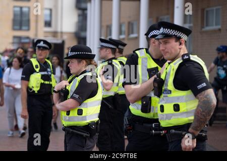 Edinburgh, Schottland, Großbritannien. 31. Juli 2020. Temperatur von 25C und Sonnenschein brachten riesige Menschenmassen nach Portobello Beach außerhalb von Edinburgh. Mehrere große Gruppen von Teenagern genossen den Strand und alkoholische Getränke waren sehr beliebt. Um ca. 15 Uhr brach ein Ärger zwischen jungen Leuten am Strand aus und Polizeiverstärkungen waren schnell vor Ort und mehrere Leute wurden festgenommen. Westbank Street war für den Verkehr gesperrt und ca. 30 Polizisten patrouillieren die Promenade. Die Polizei beschlagnahmt Alkohol von den Teenagern, die am Strand bleiben. Iain Masterton/Alamy Live News Stockfoto