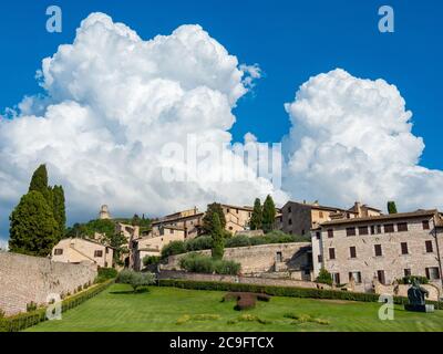 Altstadt von Assisi. Berühmte Wallfahrt und Reiseziel in Umbrien, Italien. Schöner Garten der Basilika des Heiligen Franziskus von Assisi. Stockfoto