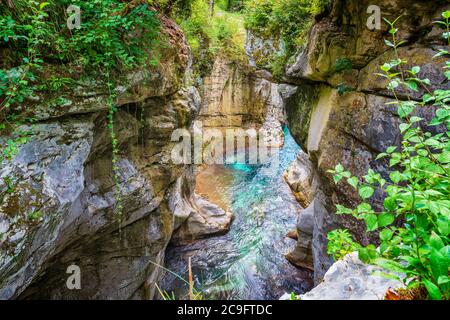 Erstaunliche Soca-Schlucht in Slowenien. Beliebtes Touristenziel. Flussschlucht mit kristallklarem smaragdgrünen Wasser. Stockfoto