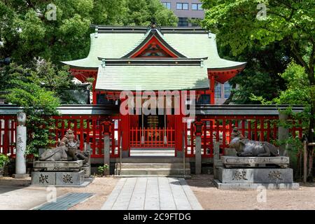 Fukuoka, Japan, Mai 28 2019, Eintritt in den berühmten alten Suikyo Tenmangu Schrein. Dieser Schrein mit seinem Garten ist ein ruhiger und friedlicher versteckter Ort Stockfoto