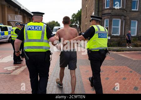 Edinburgh, Schottland, Großbritannien. 31. Juli 2020. Temperatur von 25C und Sonnenschein brachten riesige Menschenmassen nach Portobello Beach außerhalb von Edinburgh. Mehrere große Gruppen von Teenagern genossen den Strand und alkoholische Getränke waren sehr beliebt. Um ca. 15 Uhr brach ein Ärger zwischen jungen Leuten am Strand aus und Polizeiverstärkungen waren schnell vor Ort und mehrere Leute wurden festgenommen. Westbank Street war für den Verkehr gesperrt und ca. 30 Polizisten patrouillieren die Promenade. Die Polizei beschlagnahmt Alkohol von den Teenagern, die am Strand bleiben. Iain Masterton/Alamy Live News Stockfoto