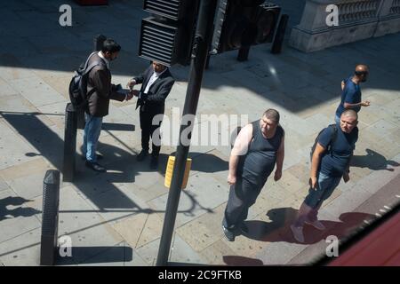 Eine Luftaufnahme von männlichen Fußgängern, die darauf warten, am 2020. Juli in London, England, die Straße am parliament Square in Westminster zu überqueren. Stockfoto